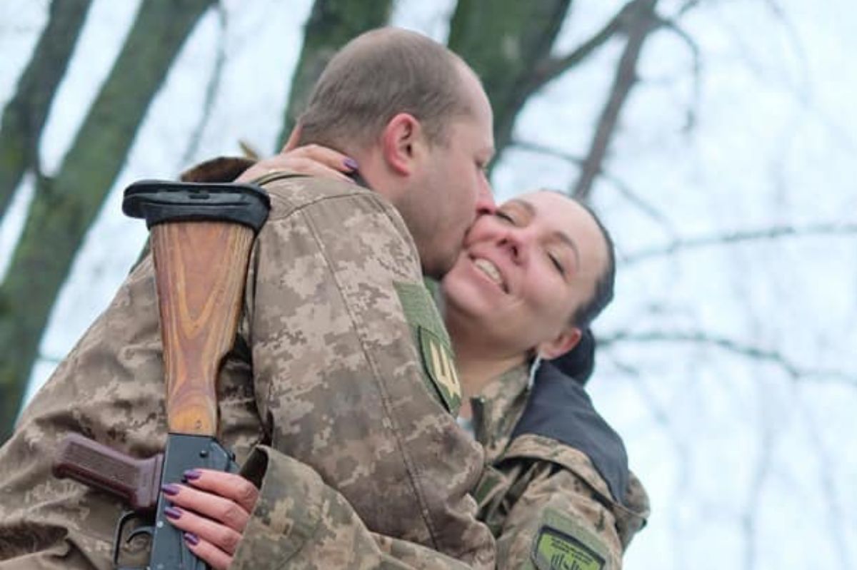 Pokonała 700 km, aby wziąć z nim ślub. Mężczyzna jest ukraińskim żołnierzem