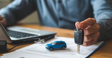 Polacy mają ponad 1,5 bln zł na depozytach i coraz częściej chcą kupić auto. Rynek wysyła mocny sygnał