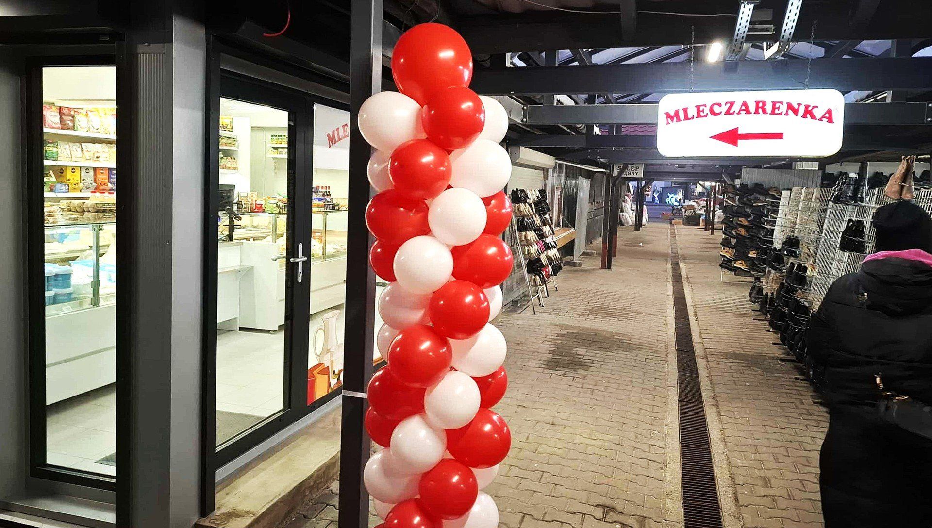 Nowy pawilon, o powierzchni 15 metrów kwadratowych, we wschodniej części targowiska, robi wrażenie. W dzień targowy nastąpiło jego uroczyste otwarcie.