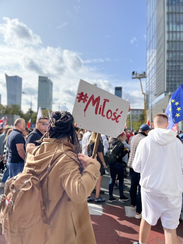Dagmara Domińczyk też była na Marszu Miliona Serc. Gwiazda "Sukcesji" relacjonowała: "Młodzi i starsi, z nadzieją na JEDNOŚĆ I RÓWNOŚĆ" (FOTO)