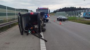 Pijany Ukrainiec przewrócił busa na A1. Miał ponad 3 promile