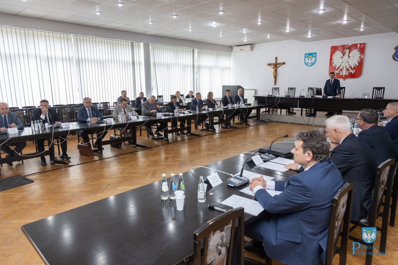 Sesja inaugurująca nową kadencję samorządu powiatu przeworskiego. To tam interweniowała policja