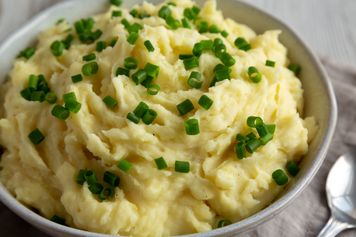 Dolej do wody, w której mają się gotować ziemniaki. Twoje puree będzie kremowe i bez grudek