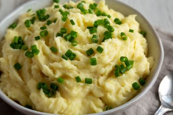 Dolej do wody, w której mają się gotować ziemniaki. Twoje puree będzie kremowe i bez grudek