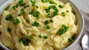 Dolej do wody, w której mają się gotować ziemniaki. Twoje puree będzie kremowe i bez grudek
