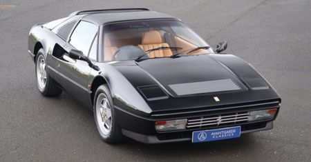 35-letnie ferrari z niewiarygodnie niskim przebiegiem. Cena nie będzie równie niska