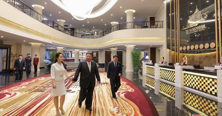 Kim Dzong Un wraz z żoną otworzył kurort. Uwagę zwróciła torebka