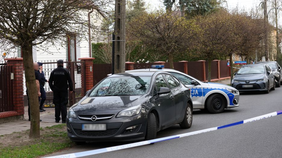 Warszawa, 31.03.2024. Śledczy przed domem jednorodzinnym na warszawskim Ursusie, w którym, 31 bm. odnaleziono ciała czterech osób - dwóch kobiet i dwóch mężczyzn. Zwłoki ujawnione zostały przez członków dalszej rodziny. Prokuratura prowadzi na miejscu intensywne czynności dochodzeniowe, mające doprowadzić do wyjaśnienia przyczyn śmierci ofiar. (amb) PAP/Leszek Szymański