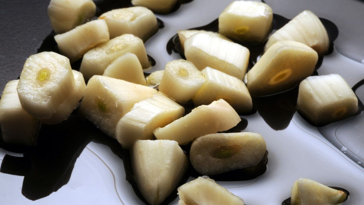 Czosnek pospolity zawiera w swoim składzie allicynę, która charakteryzuje się silnym działaniem przeciwwirusowym.