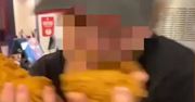 Ohyda w KFC. Pracownicy sieciówki przyłapani na nagraniu
