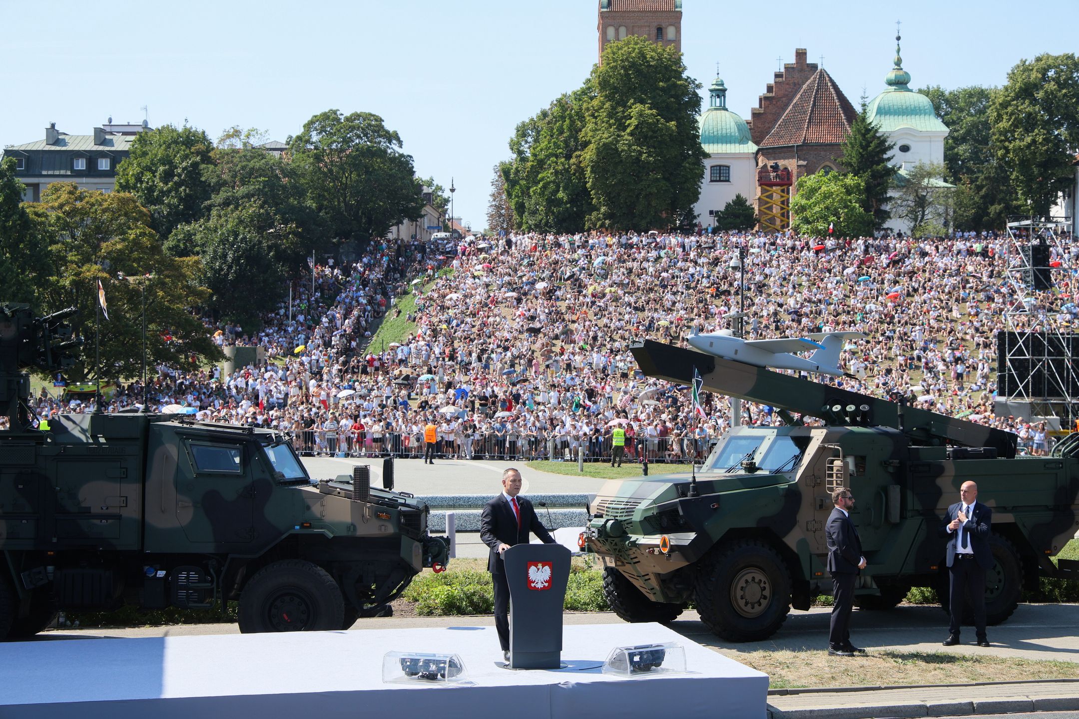 Warszawa, 15.08.2025. Prezydent RP Karol Nawrocki przemawia przed defiladą na warszawskiej Wisłostradzie, w ramach obchodów Święta Wojska Polskiego, 15 bm. Tegoroczna defilada wojskowa odbywa się pod hasłem ?Dziękujemy za Waszą służbę?. (mr) PAP/Rafał Guz