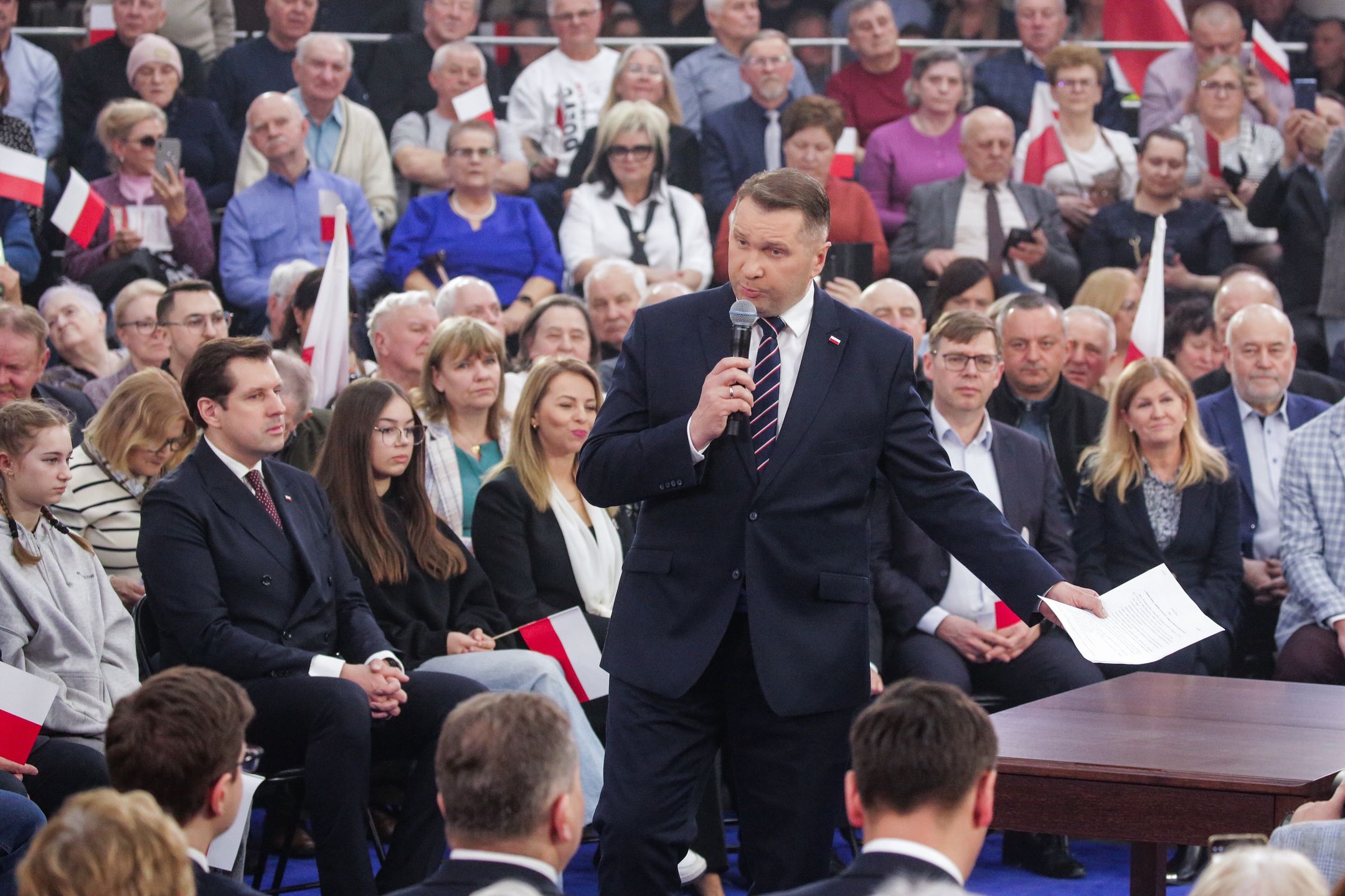 Przemysław Czarnek i stół - rekwizyt rozpoczętej kampanii