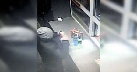 Ukradł portfel i płacił za zakupy skradzioną kartą. Kto rozpoznaje złodzieja? (wideo)