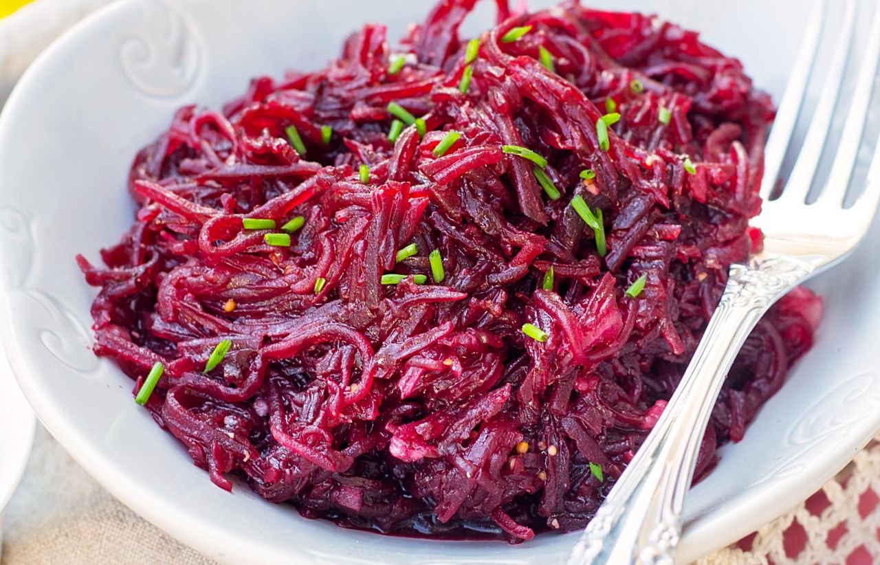 Wlewam łyżkę do buraczków. Podbija smak i nie przytłacza jak zwykły ocet