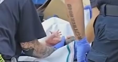 Policjanci z Houston zajrzeli do śmietnika. Szok, co zobaczyli w środku