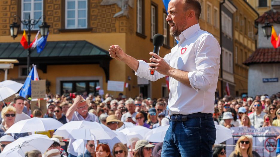 Borys Budka zaintonował w niedzielę na placu Zamkowym Mazurka Dąbrowskiego. 