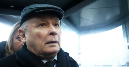 Jarosław Kaczyński w TAI. Poprowadzono go do gabinetu