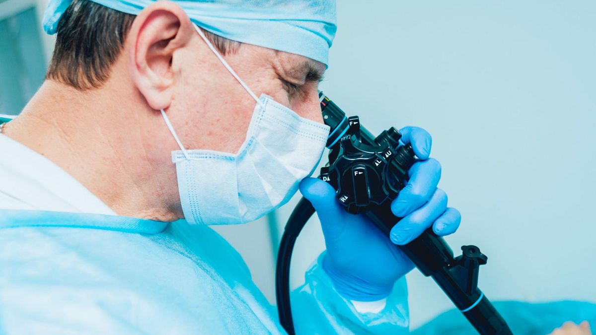 Pierścień Schatzkiego – przyczyny, objawy i leczeniePierścień Schatzkiego to włóknista tkanka zlokalizowana w miejscu połączenia przełyku z żołądkiem. Jego obecność może wywoływać zaburzeniami połykania, ale i prowadzić do zamknięcia przełyku.