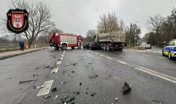 25-latek zderzył się z dwiema ciężarówkami. Z auta uwalniali go strażacy