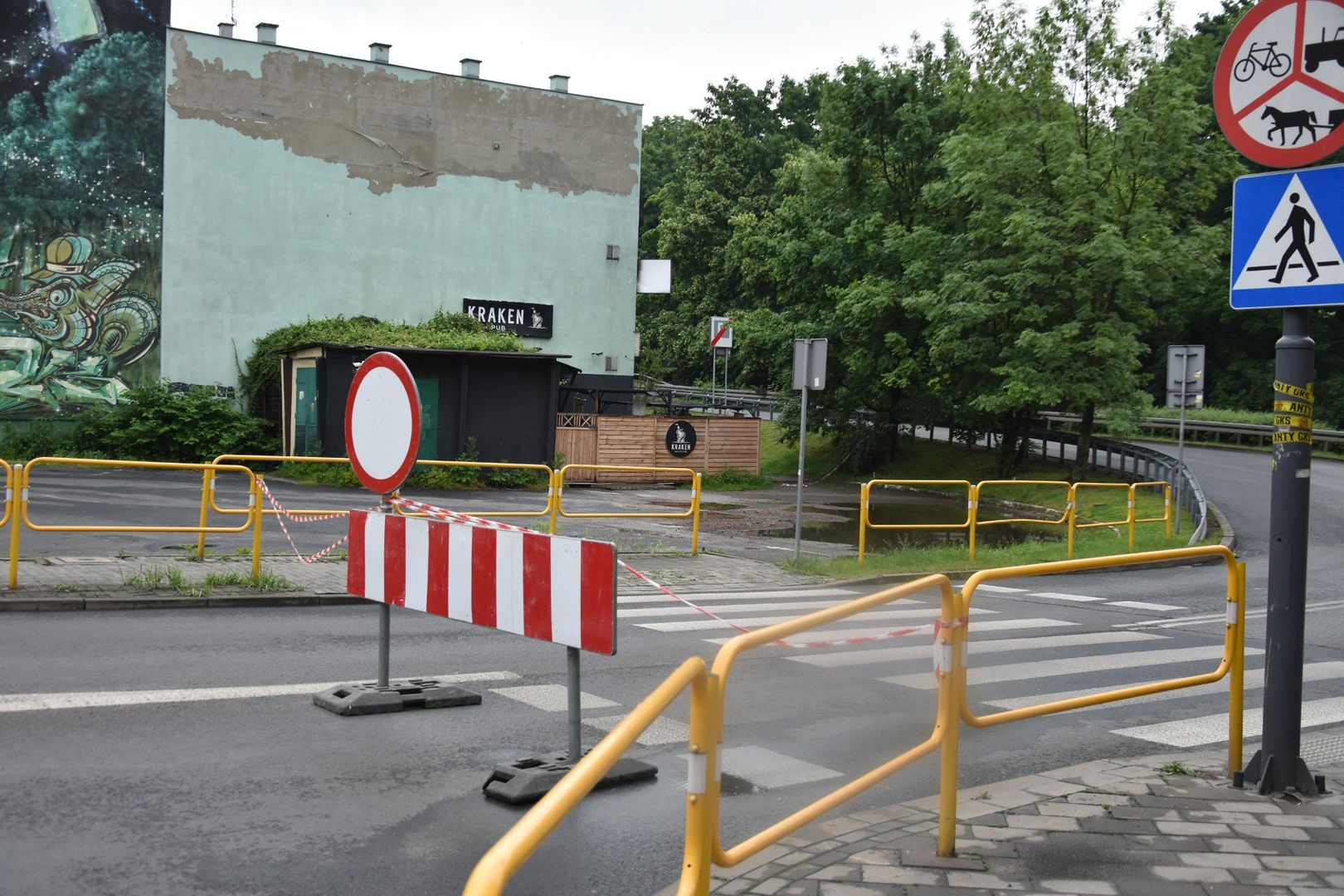 Chorzów estakada i okolice rynku rankiem czerwca. Obiekt grozi zawaleniem.