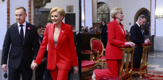 Agata Duda w szkarłatnym garniturze świętuje 3 maja podczas mszy za Ojczyznę. Udany "look"? (ZDJĘCIA)