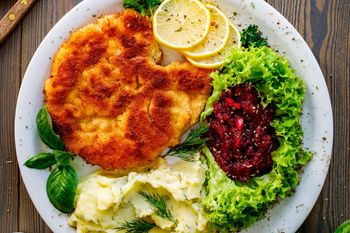 Dodaję odrobinę do panierki. Kotlety są złociste i obłędnie chrupiące
