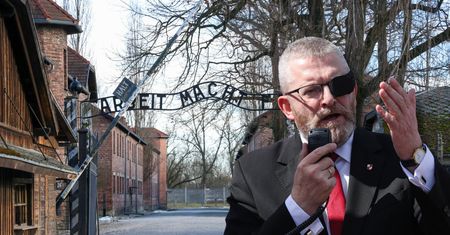 Słowa Brauna nt. Auschwitz wywołały skandal. Sąd postanowił