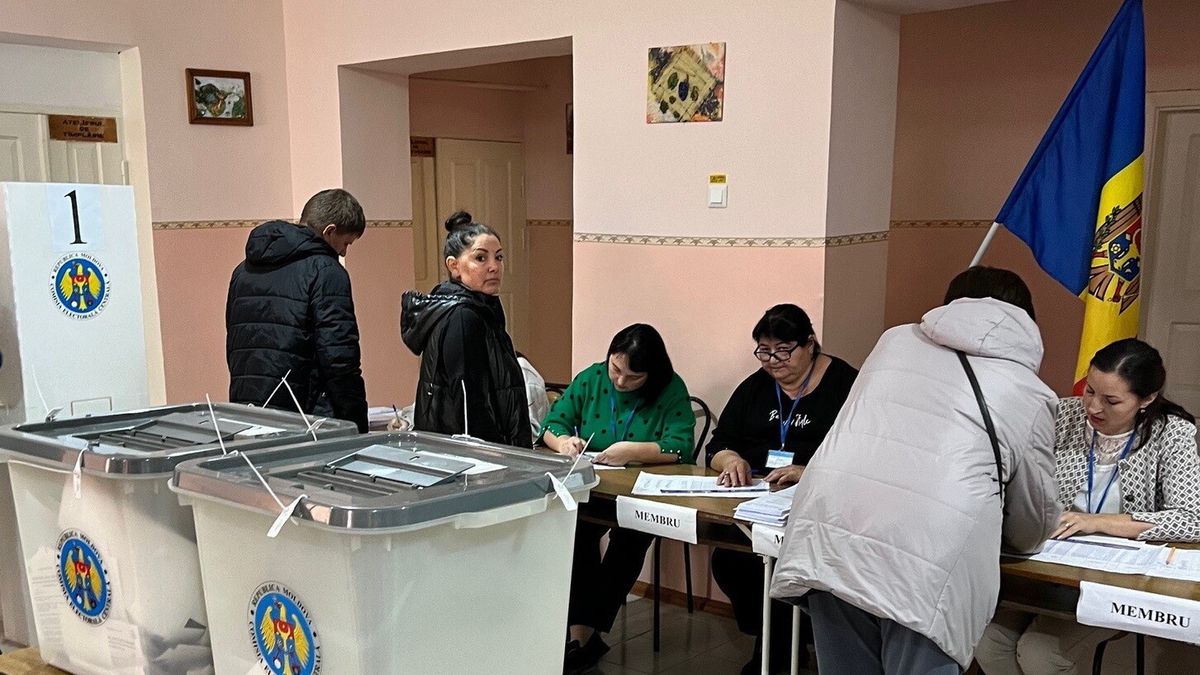 Głosowanie w wyborach prezydenckich i w referendum w Mołdawii