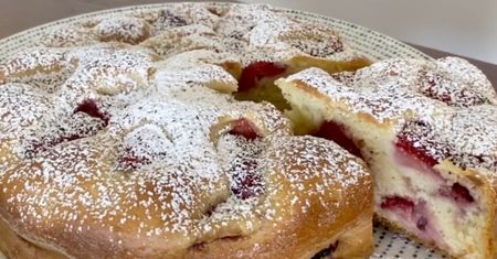 Takie jak u babci. Przepis na ciasto z truskawkami