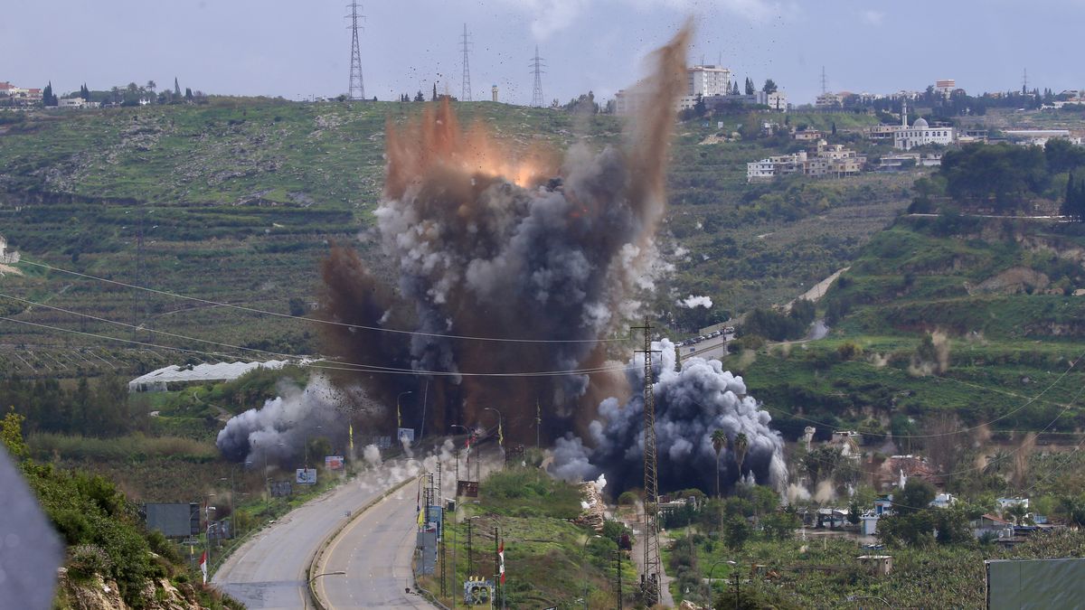 Smoke and flames rise after an Israeli strike targeting the Qasmiya Bridge near Tyre, in southern Lebanon, 22 March 2026. According to the Lebanese National News Agency (NNA), the Israeli military carried out an airstrike on the Qasmiya Bridge, a key crossing point over the Litani River connecting southern Lebanon to the north. EPA/STRINGER Dostawca: PAP/EPA.