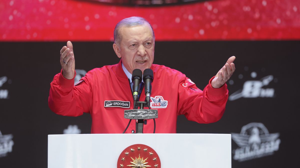 Turkey's Erdogan attends aerospace festival in Turkish-administered part of Cyprus
epa12071630 Turkish President Recep Tayyip Erdogan speaks during the Teknofest Aerospace and Technology Fair at the old Ercan Airport in the Turkish-administered part of Nicosia, Cyprus, 03 May 2025. The Teknofest Aerospace and Technology fair will take place at the old Ercan Airport between 01-04 May.  EPA/ERDEM SAHIN 
Dostawca: PAP/EPA.
ERDEM SAHIN
Türkiye, Turkish president, Turkish-administered part of Cyprus, northern Cyprus, Turkish Cypriot administration