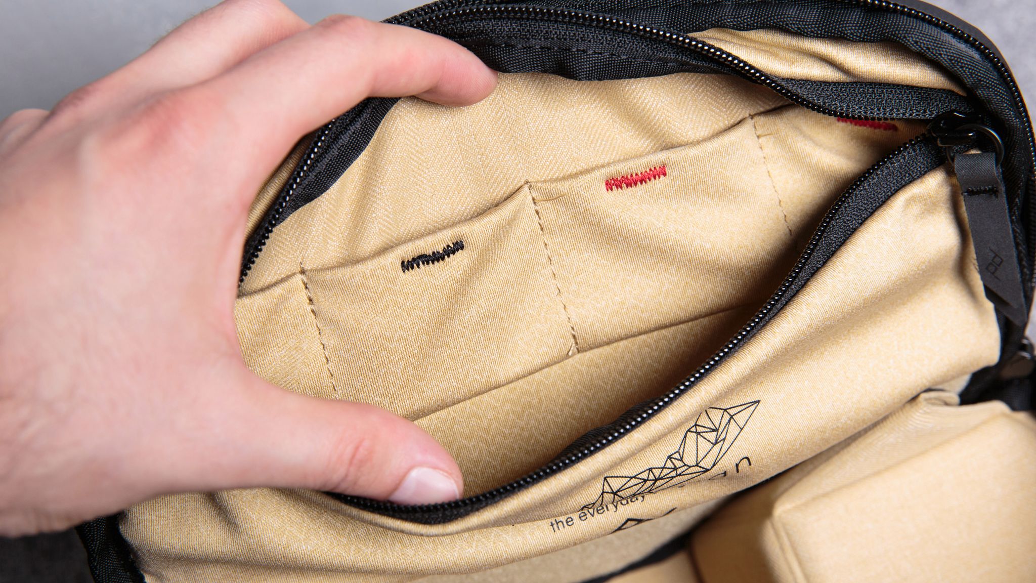 Peak Design Everyday Sling – torba fotograficzna, którą nosisz tak, jak lubisz 9