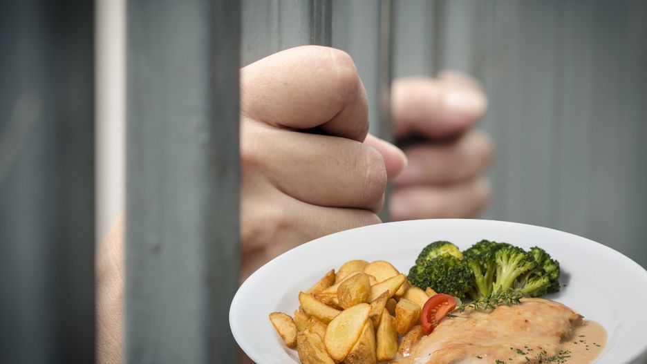 Jak karmione są osoby zatrzymane w KPP Pułtusk?