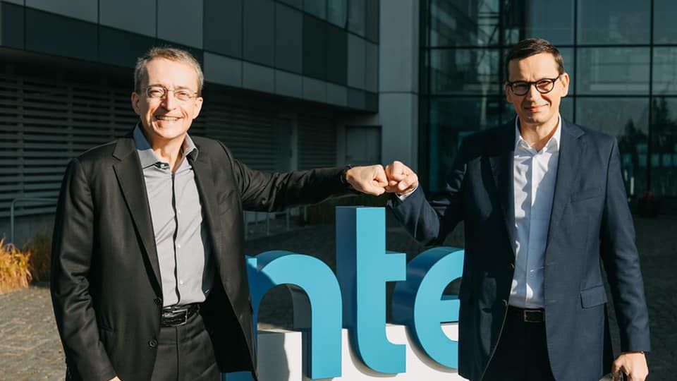 Mateusz Morawiecki zbija żółwika z Patem Gelsingerem prezesem Intela. 