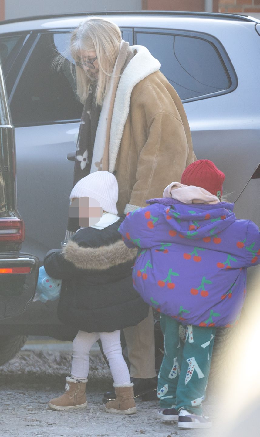 Mama Anny Lewandowskiej opiekuje się wnuczkami