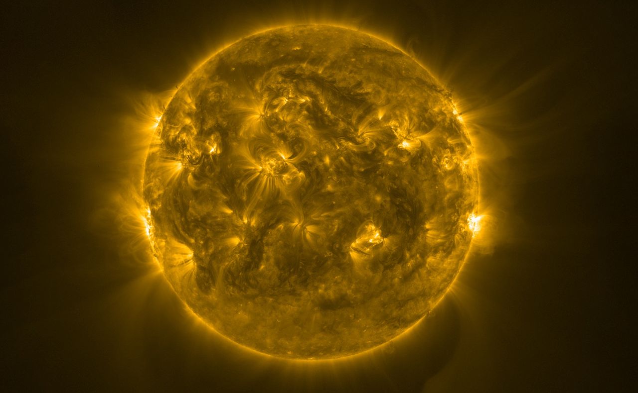 Powierzchnia Słońca w promieniowaniu ultrafioletowym. Zdjęcie wykonane w październiku 2023 przez Solar Orbiter.