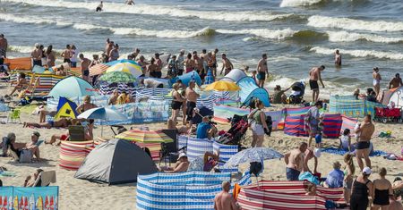 Polacy tną wydatki na wakacje. Czekają na wyjazdy poza sezonem