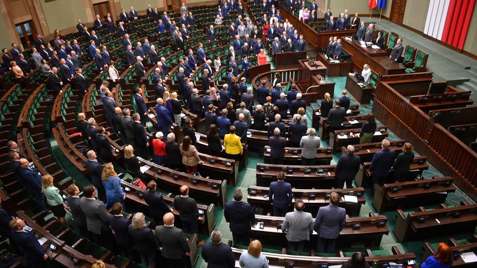 Warszawa, 13.04.2022. Posłowie na sali plenarnej Sejmu w Warszawie, 13 bm. Sejm wznowił posiedzenie i rozpoczął prace nad senackimi poprawkami do tzw. ustawy sankcyjnej. Ustawa przewiduje m.in. zamrożenie majątków osób i podmiotów wpisanych na listę sankcyjną. Senat zaproponował w poprawce, aby o wpisie na taką listę decydował premier, nie szef MSWiA. (amb) PAP/Radek Pietruszka