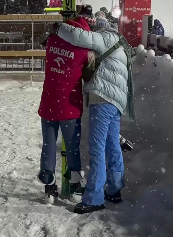 Kamil Stoch w objęciach żony 