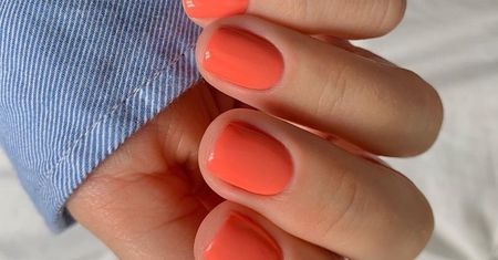 Manicure dla kobiet 50+. Te kolory odmłodzą dłonie