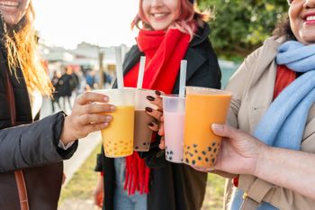 Bubble tea jak deser w płynie. Kolorowe kulki szkodzą nerkom i jelitom