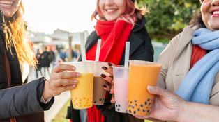 Bubble tea jak deser w płynie. Kolorowe kulki szkodzą nerkom i jelitom