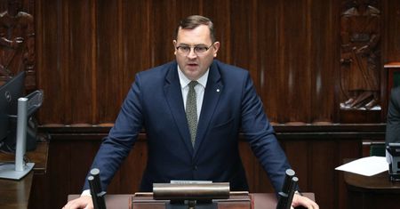 Na mównicę wyszedł Krajewski. Krzyki w Sejmie