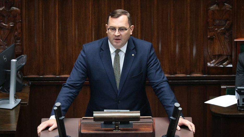 Na mównicę wyszedł Krajewski. Krzyki w Sejmie