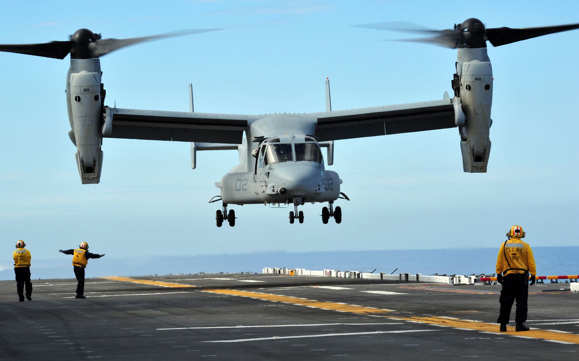 Nowo odkryty materiał filmowy ukazuje moment, w którym amerykański MV-22 Osprey rozbił się o burtę okrętu wojennego w 2017 r.