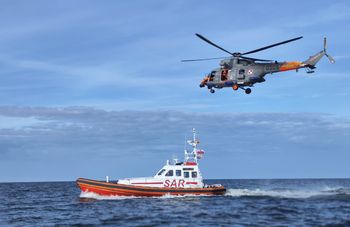 Poszukiwania surfera w Zatoce Gdańskiej. W akcji śmigłowiec i służby ratunkowe