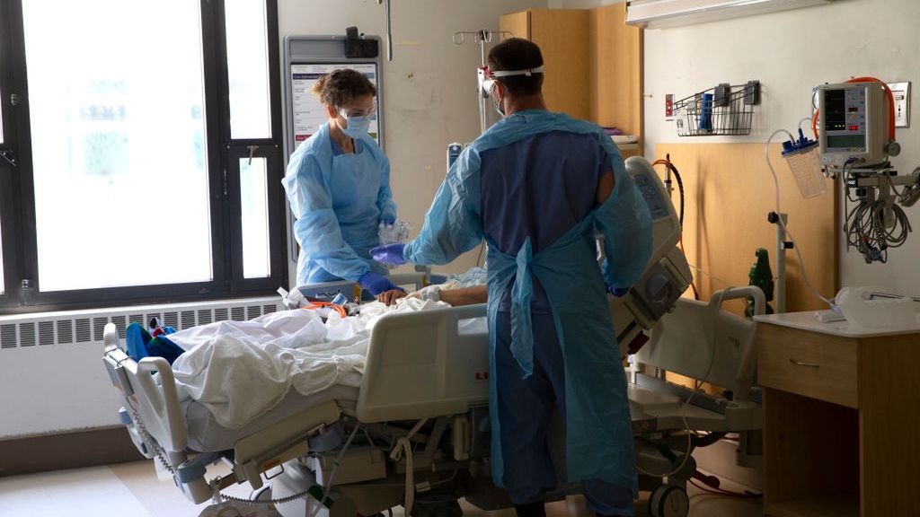 W USA na COVID-19 zmarło już 250 tys. osób