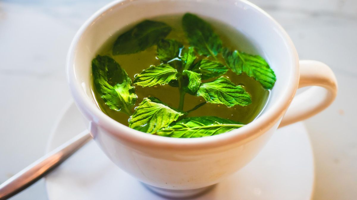 Napar z mięty to zdrowotny napój, który redukuje wiele dolegliwości