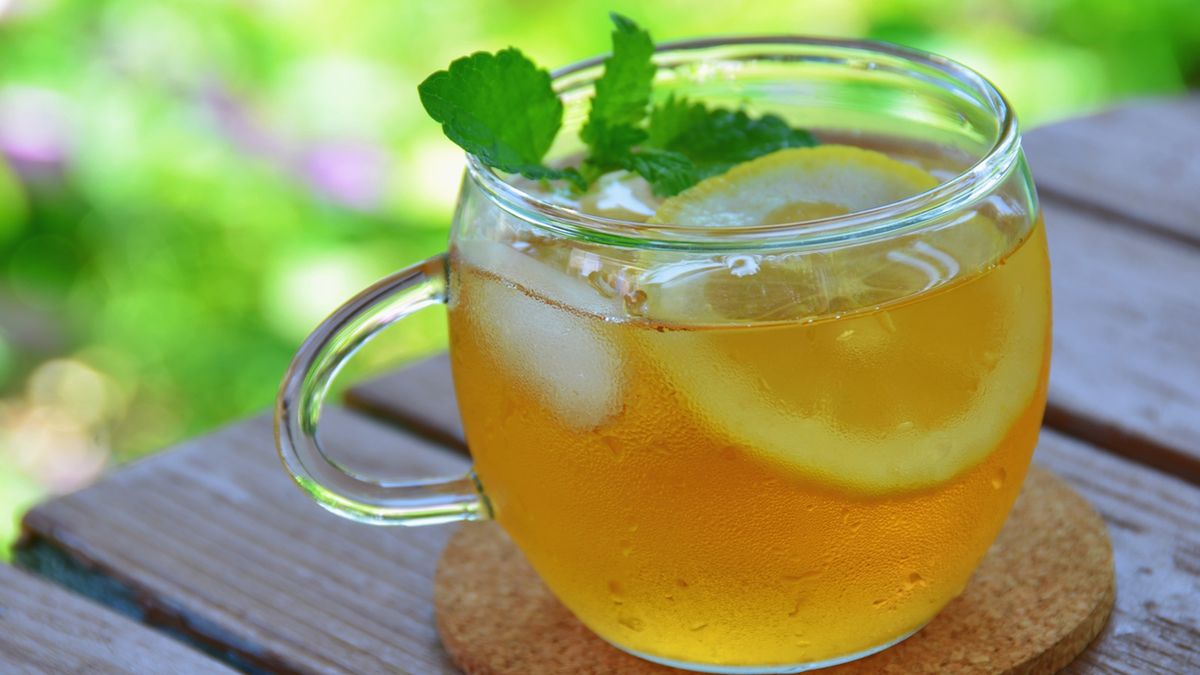 Mięta pieprzowa to świetny dodatek do ciepłych i zmnych napojów