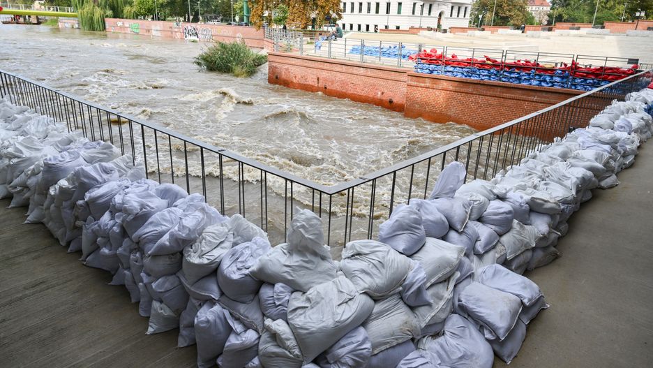 Wrocław, 19.09.2024. Dynamiczna sytuacja powodziowa. Przez Wrocław przechodzi 19 bm. fala powodziowa. Na Ostrowie Tumskim, w ścisłym centrum Wrocławia, budowle sakralne, hotele i kamienice zostały zabezpieczone workami z piaskiem. (mr) PAP/Maciej Kulczyński ***Do tego materiału zdjęciowego dostępna jest również depesza w systemie CSI, pt.: Wrocław/ Przez miasto przechodzi fala powodziowa; na ulicach mniejszy ruch niż zwykle***